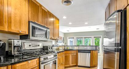 Riverfront Home w/Private Deck/River Views/Free WiFi - Near Restaurants/Marina