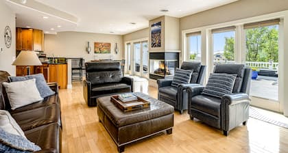 Riverfront Home w/Private Deck/River Views/Free WiFi - Near Restaurants/Marina