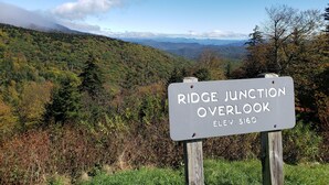 A sign indicating Ridge Junction Overlook with an elevation of 5160. - Topsy's Trailer, Private, FAST WiFi, Small Dog Ok, HOT TUB, Close to AVL/Hendo (Arden)