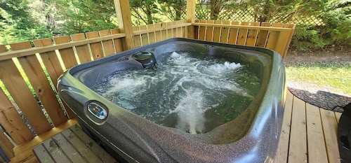 Topsy's Trailer, Private, FAST WiFi, Small Dog Ok, HOT TUB, Close to Hendo/AVL