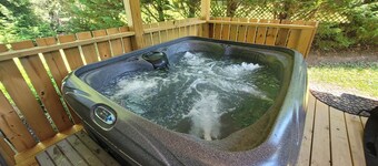 Topsy's Trailer, Private, FAST WiFi, Small Dog Ok, HOT TUB, Close to Hendo/AVL
