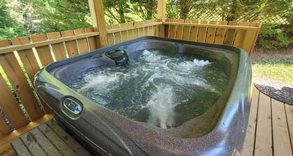 Topsy's Trailer, Private, FAST WiFi, Small Dog Ok, HOT TUB, Close to Hendo/AVL