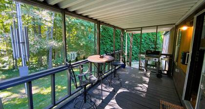 Topsy's Trailer, Private, FAST WiFi, Small Dog Ok, HOT TUB, Close to Hendo/AVL