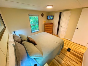 2 bedrooms, iron/ironing board, travel crib, free WiFi - Topsy's Trailer, Private, FAST WiFi, Small Dog Ok, HOT TUB, Close to Hendo/AVL (Arden)
