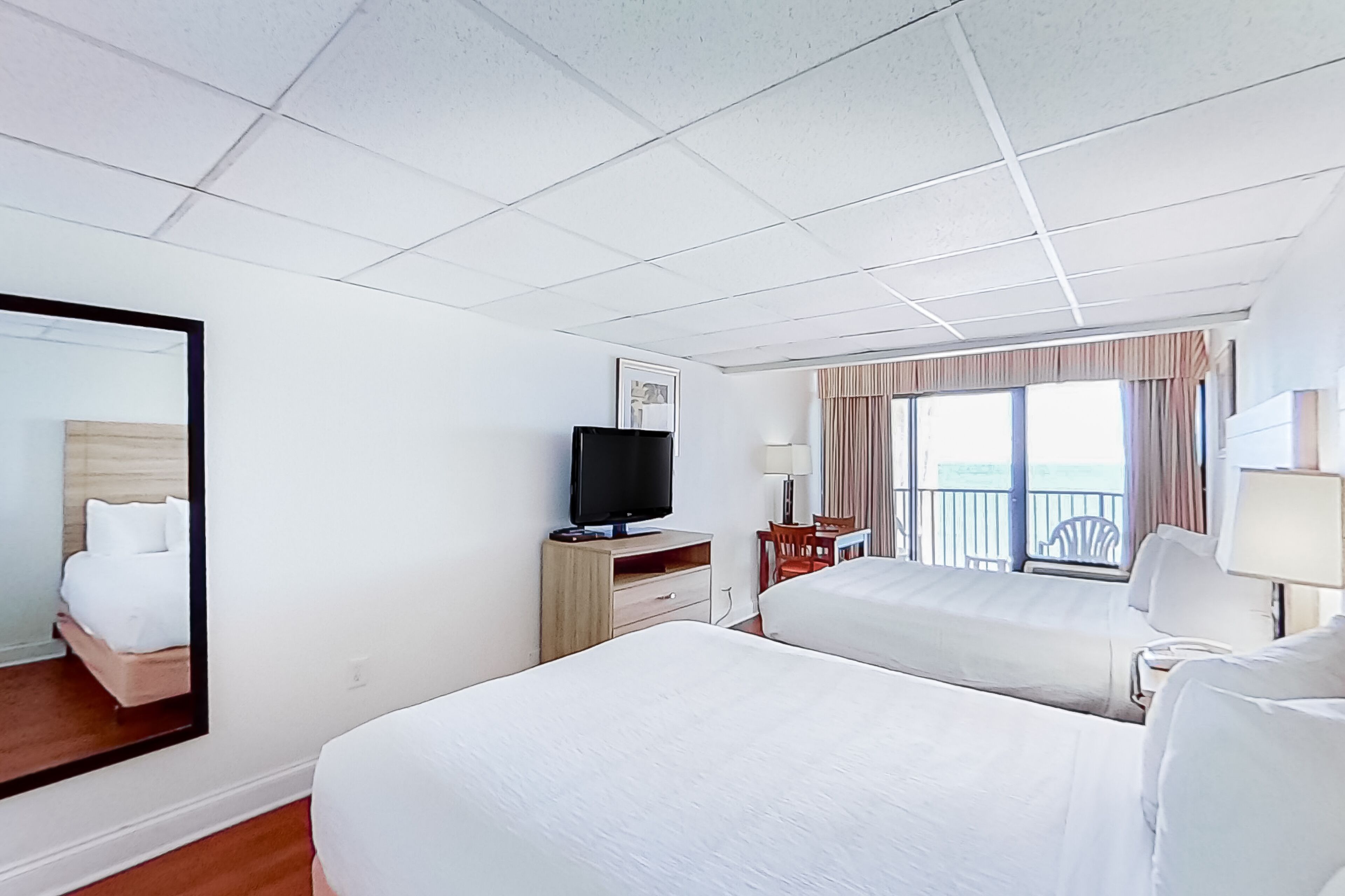 مكواة/لوح كي وخدمة الإنترنت وملاءات أسرّة