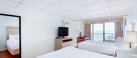 مكواة/لوح كي وخدمة الإنترنت وملاءات أسرّة