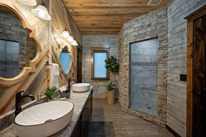 Badewanne, Haartrockner, Handtücher, Toilettenpapier
