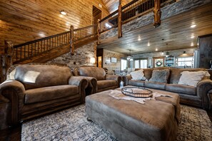 Smart TV, caminetto, videogiochi