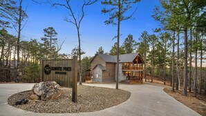 Un chalet doté d’une façade en pierre, d’un revêtement extérieur en bois et d’une entrée accueillante.