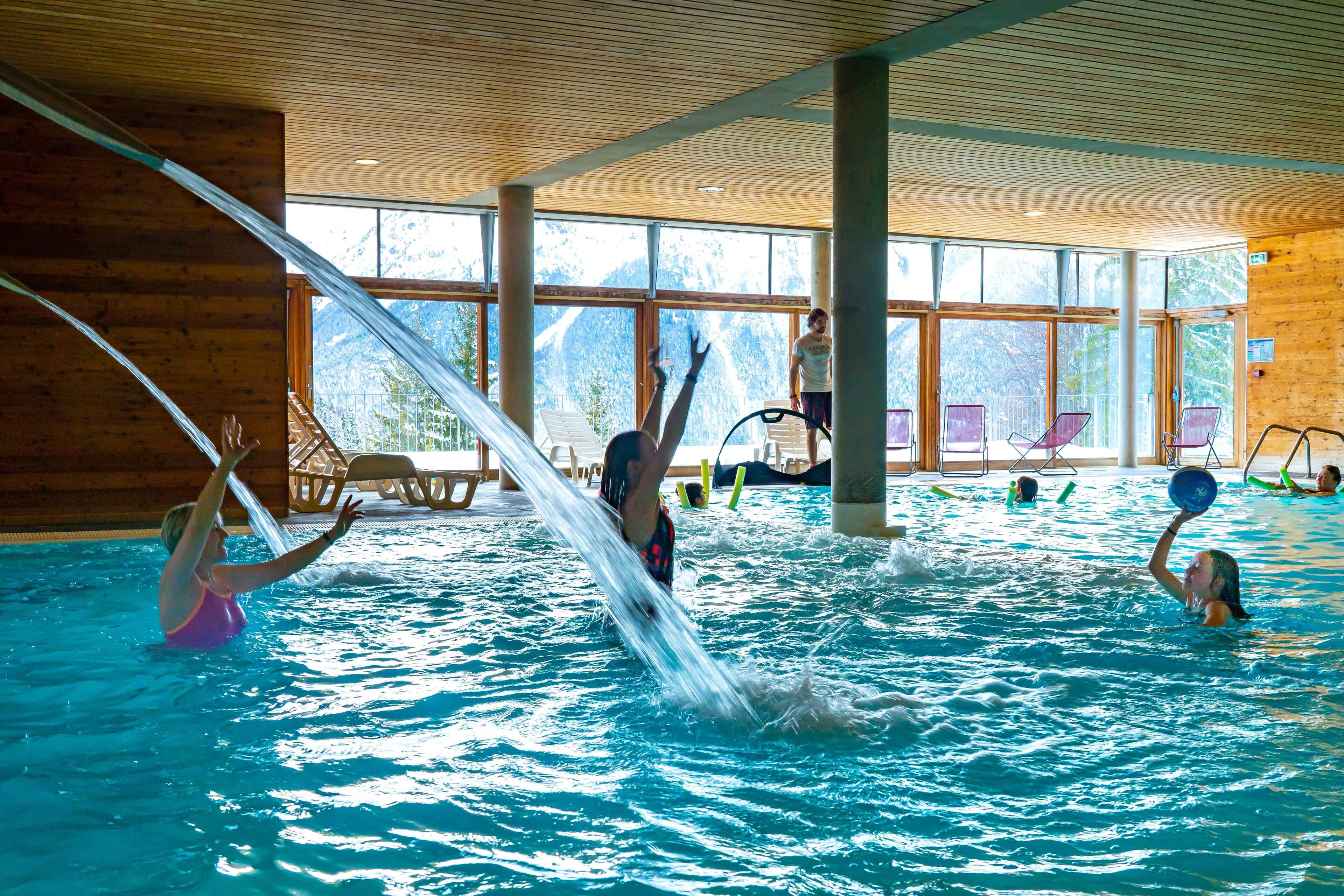 Piscine couverte, chaises longues