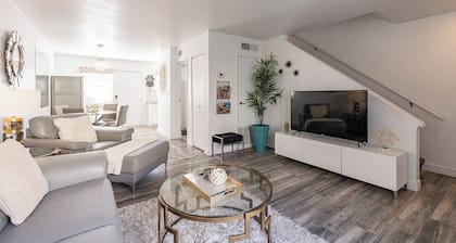 Remodeled Modern 2 Bed / 2 Bath Townhouse in the HEART of Scottsdale