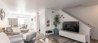 Remodeled Modern 2 Bed / 2 Bath Townhouse in the HEART of Scottsdale