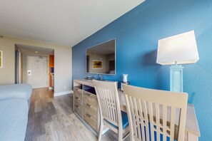 Iron/ironing board, Internet, bed sheets