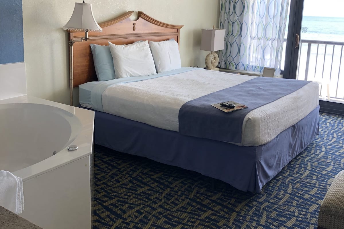 Suite, 1 très grand lit, baignoire à jets | 1 chambre, bureau, fer et planche à repasser, Wi-Fi gratuit