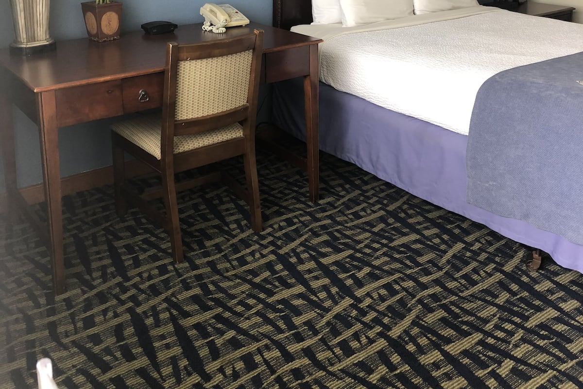 Chambre, 1 grand lit, rez-de-chaussée | 1 chambre, bureau, fer et planche à repasser, Wi-Fi gratuit