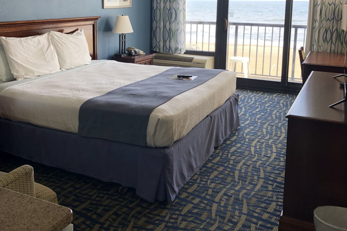 Chambre, 1 très grand lit, balcon | 1 chambre, bureau, fer et planche à repasser, Wi-Fi gratuit