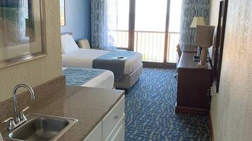 Escritorio, tabla de planchar con plancha, wifi gratis y ropa de cama