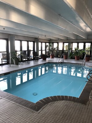 Una piscina cubierta