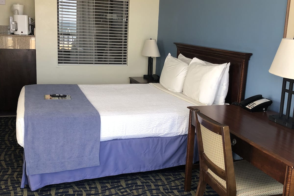 Chambre, 1 grand lit, baignoire à jets | 1 chambre, bureau, fer et planche à repasser, Wi-Fi gratuit
