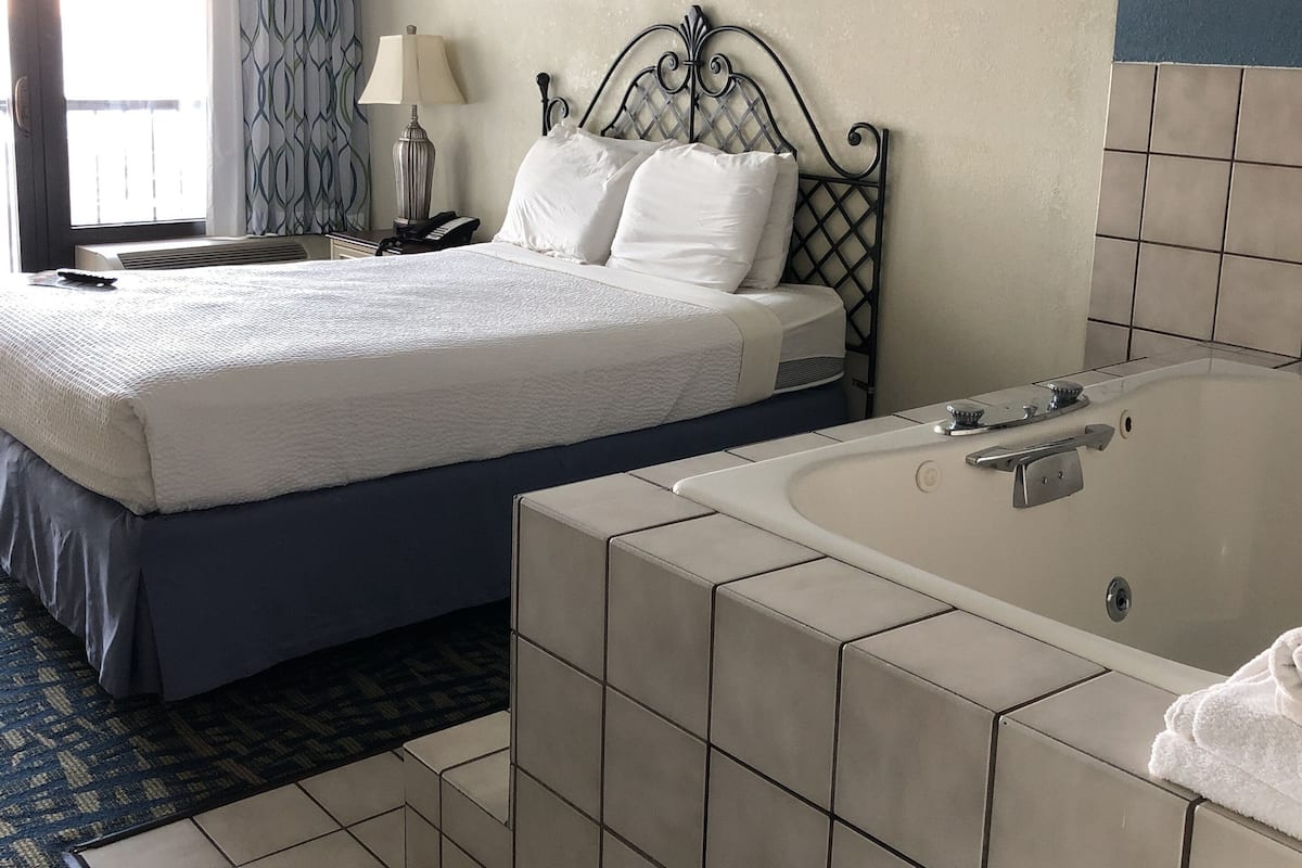 Chambre Deluxe, 1 grand lit, baignoire à jets | 1 chambre, bureau, fer et planche à repasser, Wi-Fi gratuit