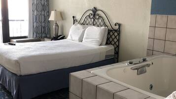 Habitación Deluxe, 1 cama Queen size, hidromasaje | Escritorio, tabla de planchar con plancha, wifi gratis y ropa de cama