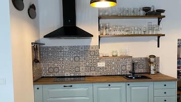 Een koelkast, een magnetron, een kookplaat, een vaatwasser