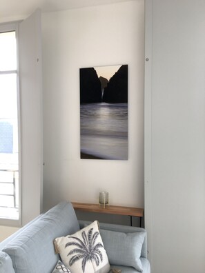 TV, books, stereo, computer monitors - "Cocon d'Emeraude à Saint-Malo" Charming 2-bedroom apartment, 50m from the beach, 4* balcony with sea view (Saint-Malo)