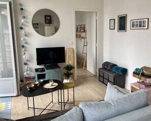 Télévision, livres, chaßne hi-fi, écrans d'ordinateur