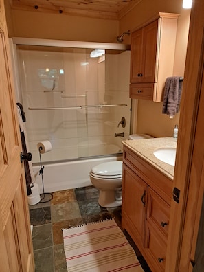 Bañera con ducha, secador de pelo, toallas, jabón