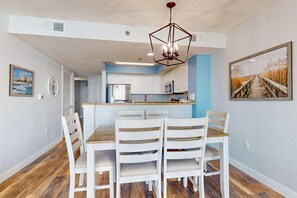 Dining - 19th-floor oceanfront condo with AC & W/D - snowbirds welcome (Myrtle Beach)