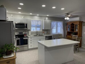 Frigorifero, microonde, forno, piano cottura