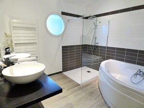 Shower, jetted tub, hair dryer