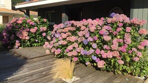 A building with a covered porch and a wooden deck. - VILLA BIDAOUS 4*-heated pool, table tennis, 3 bicycles, real table football-Messanges (Messanges)