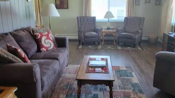 智能电视、DVD 播放器、桌上足球