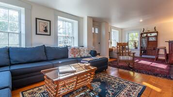 智能电视、壁炉、桌上足球、书