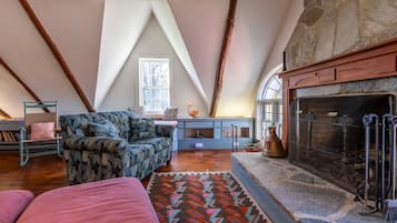 TV connectée, cheminée, baby-foot, livres