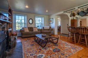 تلفزيون ذكي، مدفأة، كرة قدم الطاولة، كُتُب