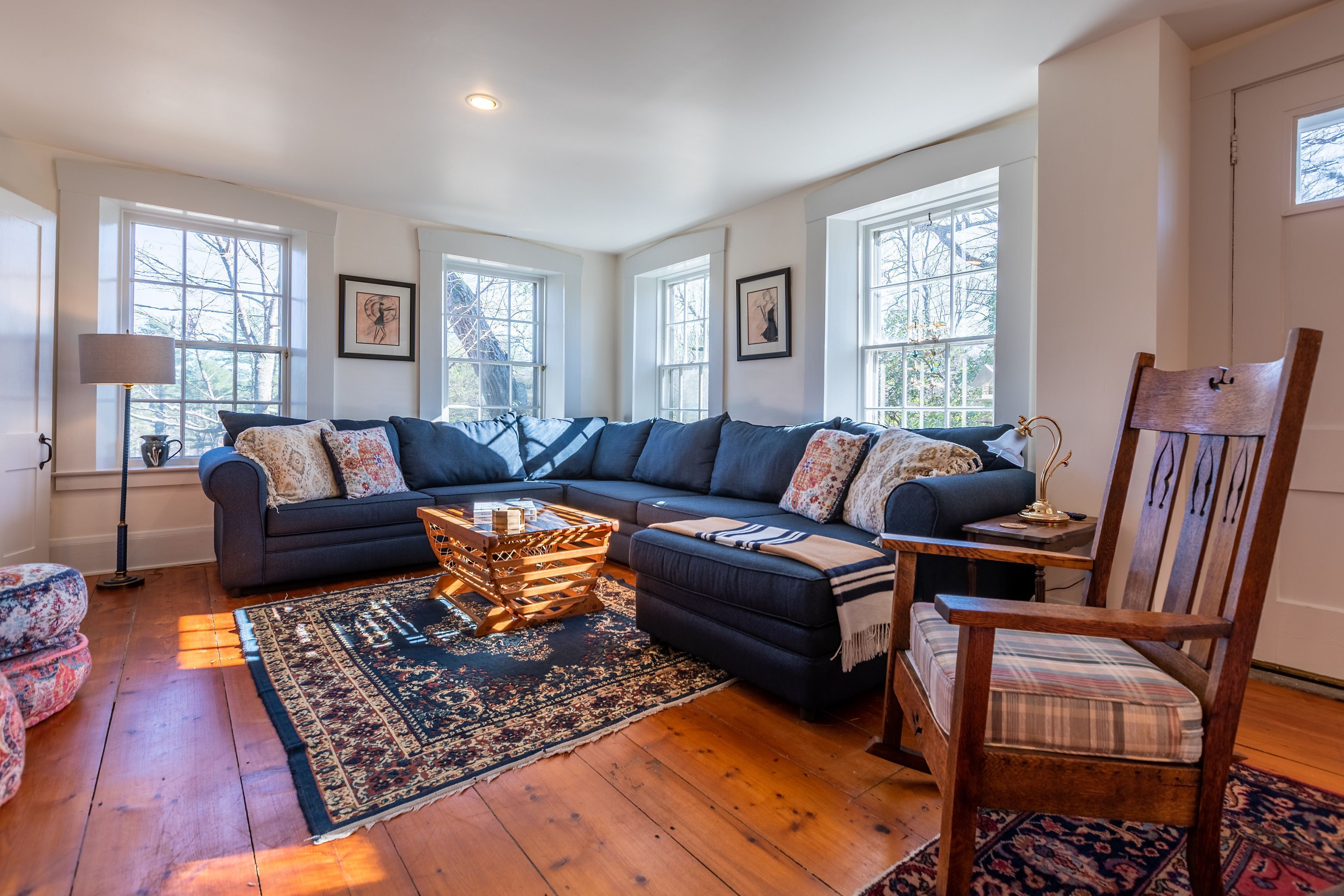 智能电视、壁炉、桌上足球、书