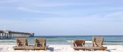Plage à proximité, chaise longue, serviettes de plage