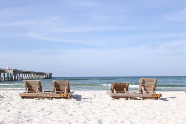 Beach nearby, sun-loungers, beach towels