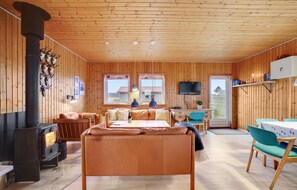 TV, fireplace - Gorgeous home in Harboøre with WiFi (Harboøre)