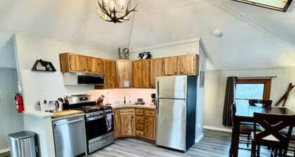 Cozy Cottage: Private Lake Access, Fires & Fun!