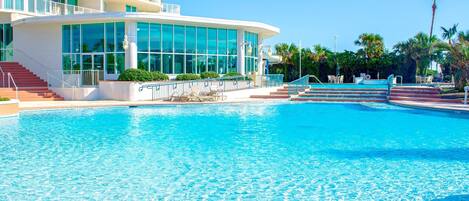 Una piscina cubierta, una piscina climatizada