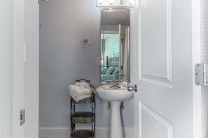 Combined shower/bathtub, jetted bath, hair dryer, towels