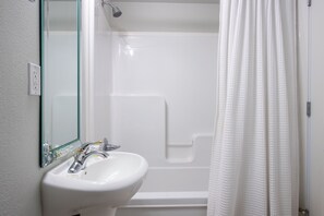 Combined shower/bathtub, jetted bath, hair dryer, towels