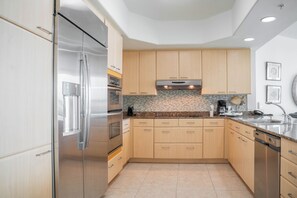 Jääkaappi, mikroaaltouuni, uuni, liesi