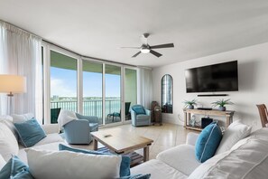 Una Smart TV, un reproductor de DVD, una mesa de tenis de mesa, libros