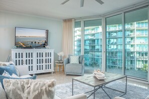 Smart TV, reproductor de DVD, tenis de mesa y libros 