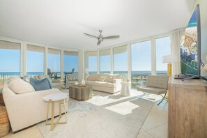 Smart TV, DVD player, mesa de pingue-pongue, livros