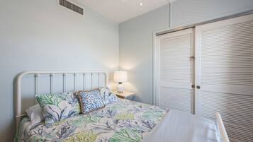 2 bedrooms, iron/ironing board, travel crib, WiFi (free)
